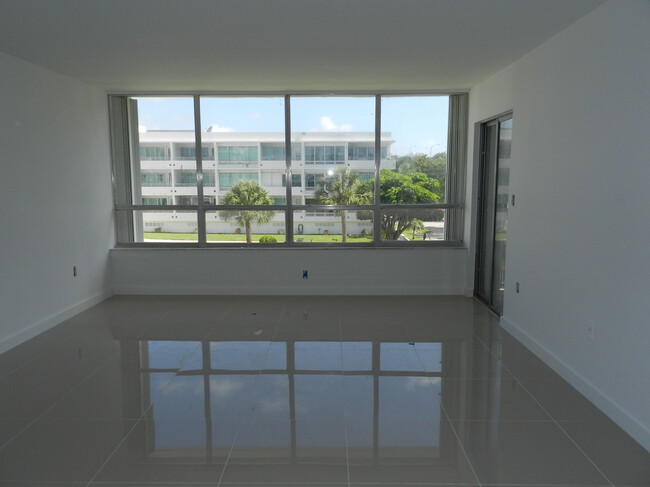 Large & Bright living area - 10230 Collins Ave