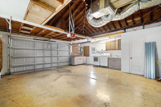 Building Photo - Beautiful Home For Rent in St Petersburg!