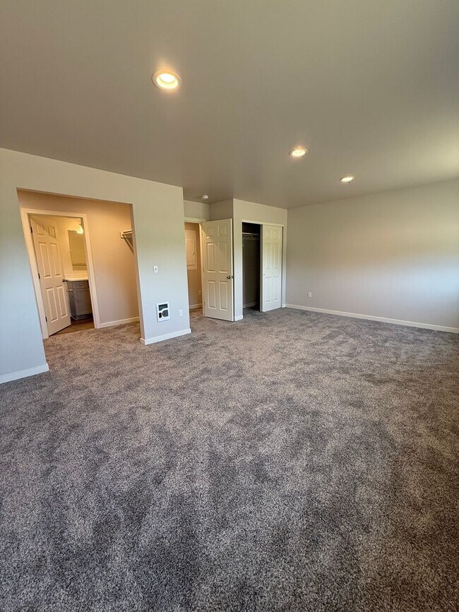 Building Photo - 5305 Smitten Street #2