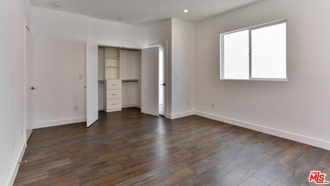 Building Photo - 3946 S Budlong Ave