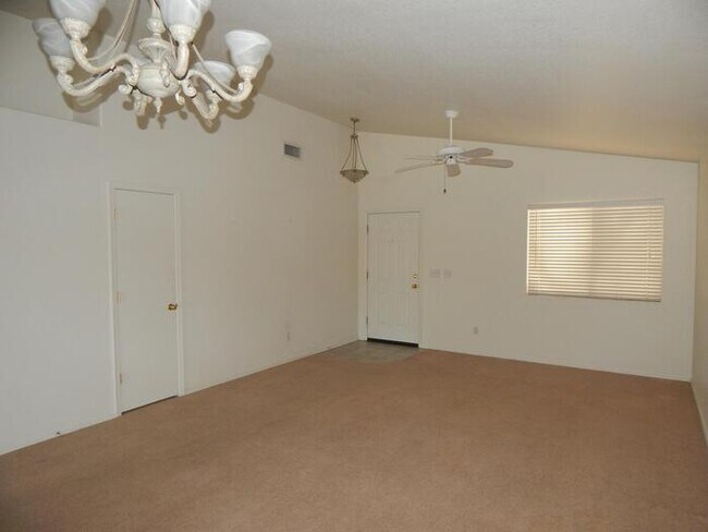 Building Photo - HOUSE FOR RENT