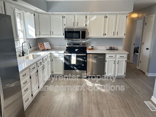 Building Photo - 17 White Oak Dr