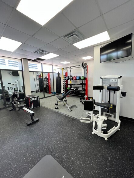 Building Photo - 450 W 7th St