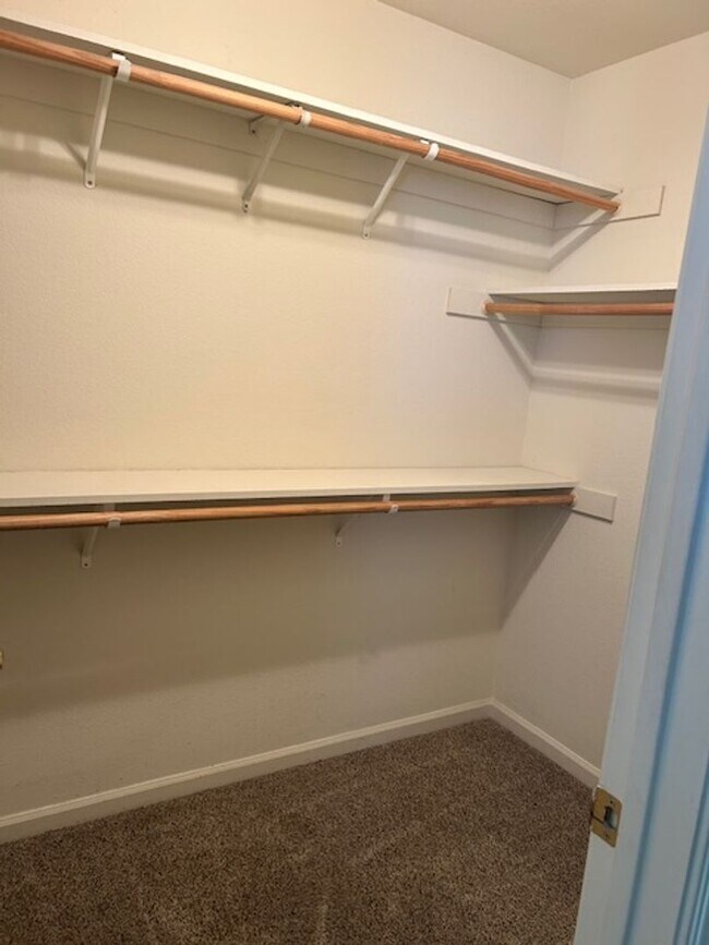Building Photo - Spacious 4 bedroom, 2.5 Bathroom Available...