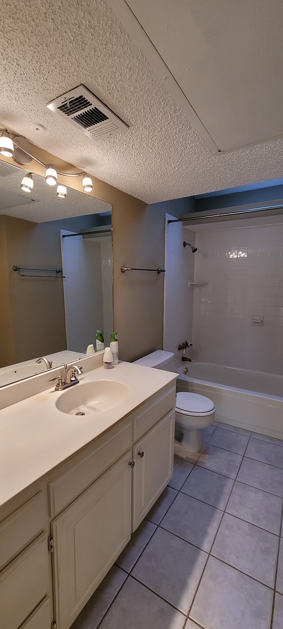 Bath 2 - 643 Cimarron Trl