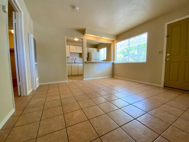 Building Photo - Absolutely ADORABLE/Spacious 2/2 Duplex!  ...