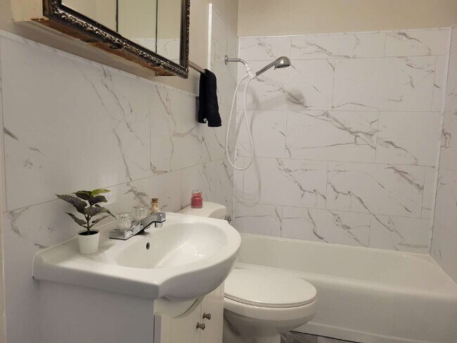 Building Photo - Your Next Home Awaits: 3 Bed 1 Bath Family!