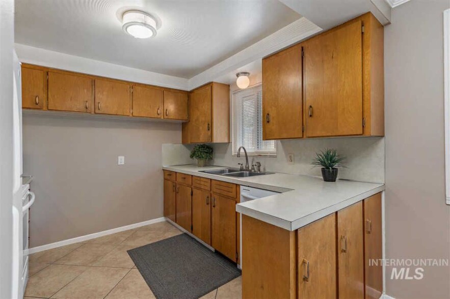 Kitchen - 320 Mark St