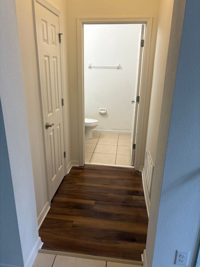 Building Photo - IMMEDIATE OCCUPANCY !!! LARGE// 5 Bedroom ...