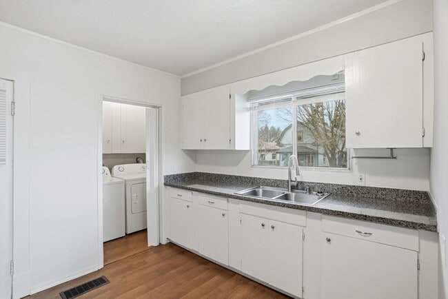 Building Photo - Spacious 3 Bedroom 1 Bath home in the Perry District!