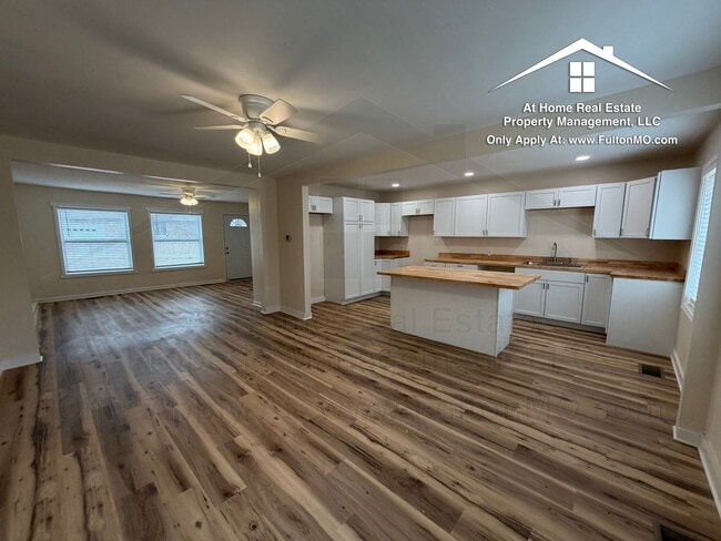 Building Photo - 703 W 7th St