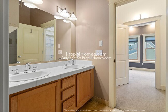 Building Photo - Two-Bedroom End Unit Condo in Goose Hollow! FREE PET RENT & DEPOSIT SPECIAL