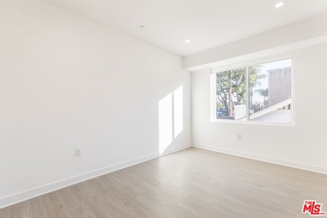 Building Photo - 843 Wilcox Ave