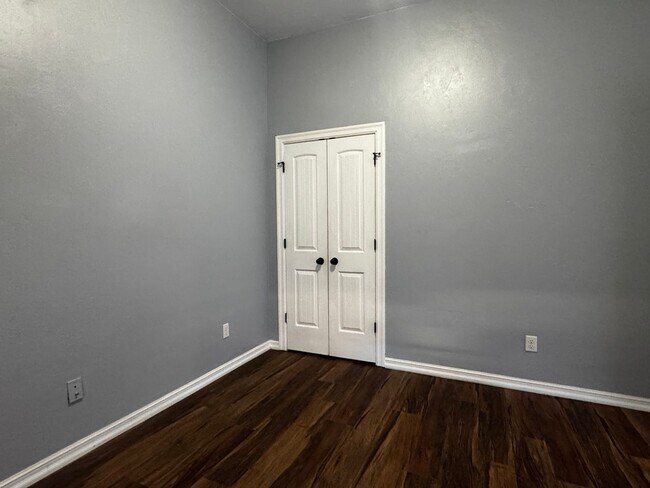 Building Photo - 5708 NW Valor Ave