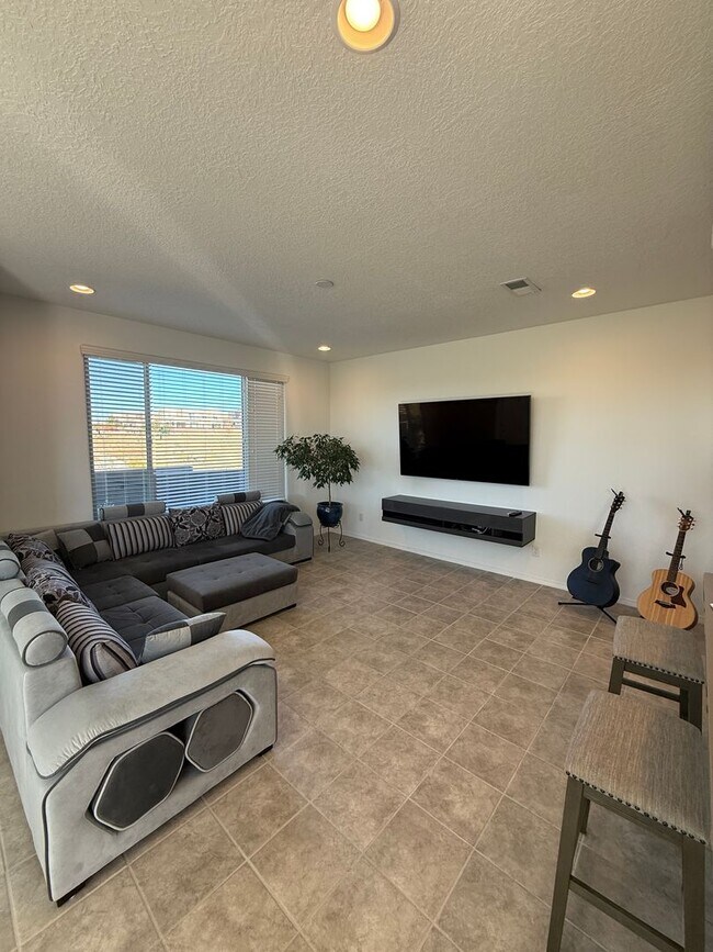 Building Photo - Villas de Los Soleras - Pristine 3 bdr, 2 1/2 bath Townhome, 2 car garage & Views!