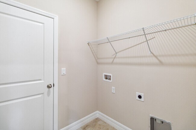 Building Photo - Beautiful Energy Efficient 4/2 Close to La...