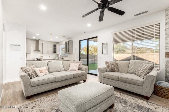 Building Photo - 3726 W Villa Linda Dr