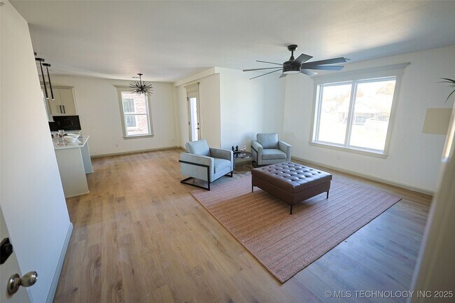 Building Photo - 112 W 2nd St