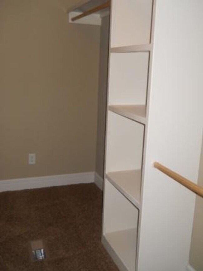 Building Photo - Beautiful 4 bedroom house in Battlefield!