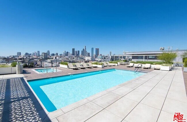 Building Photo - 510 S Hewitt St