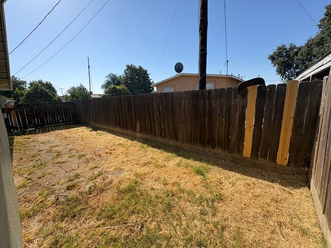 Building Photo - NW Visalia Home with Alley Access Rent Ready!