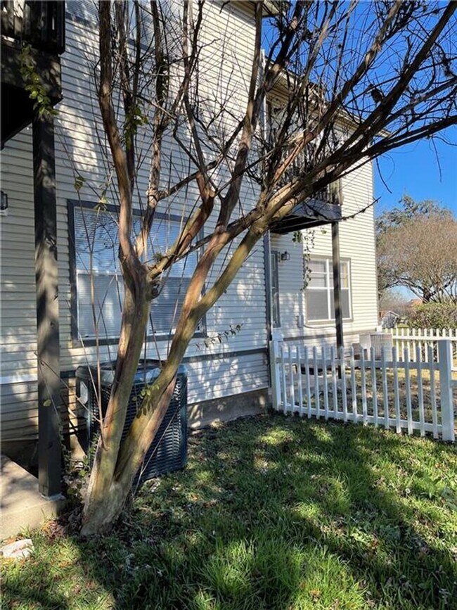 Building Photo - 2bed/2.5 bath condo close to downtown