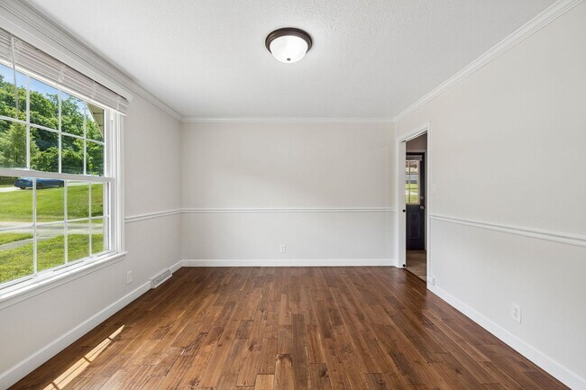 Building Photo - Pet Friendly Four Bedroom with Basement!