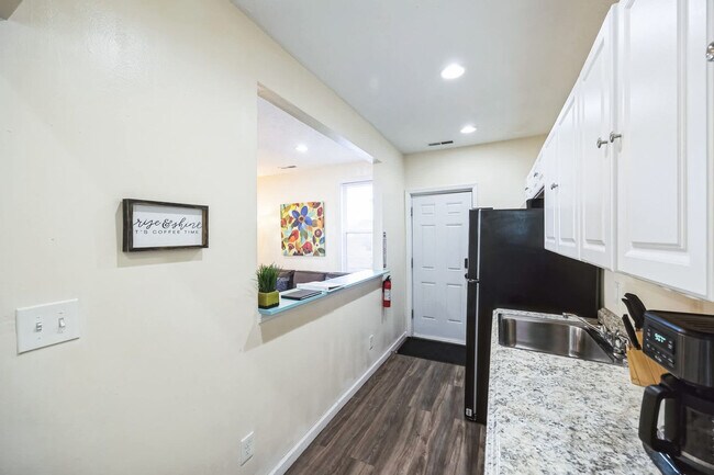 Building Photo - 105 Ash St