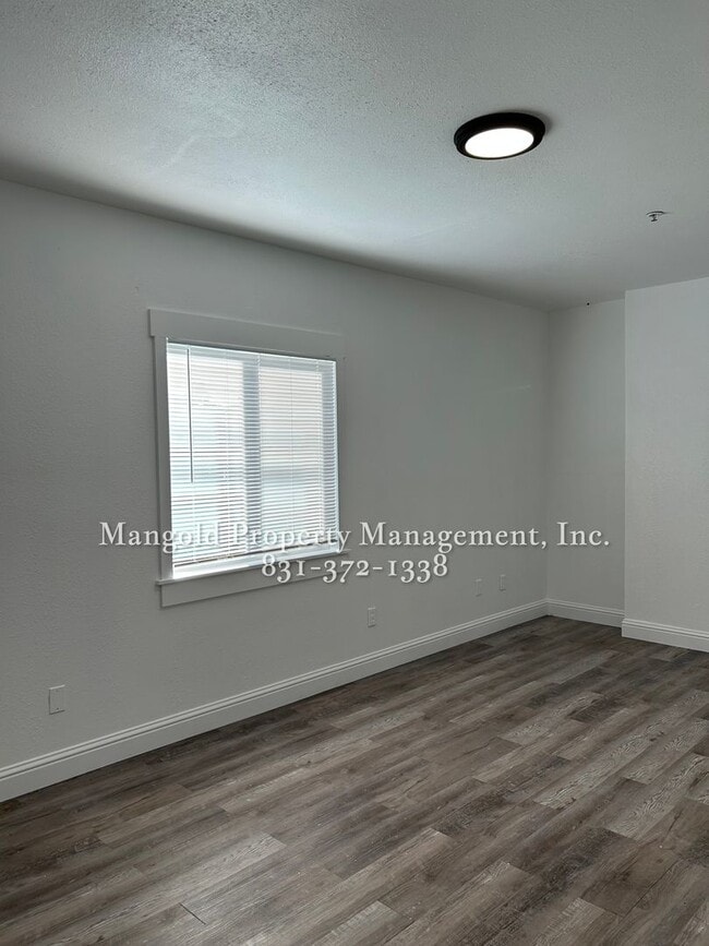 Building Photo - Spacious 3-Bedroom 2-Bath Home  with Fireplace, Fenced Yard, and Attached Garage