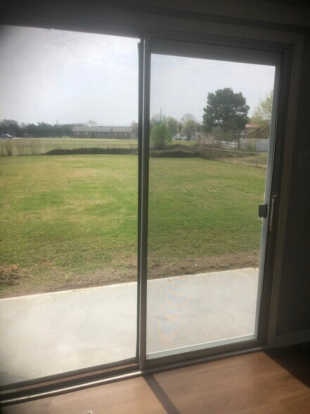 Patio and fenced backyard - 112 Kelly Ct