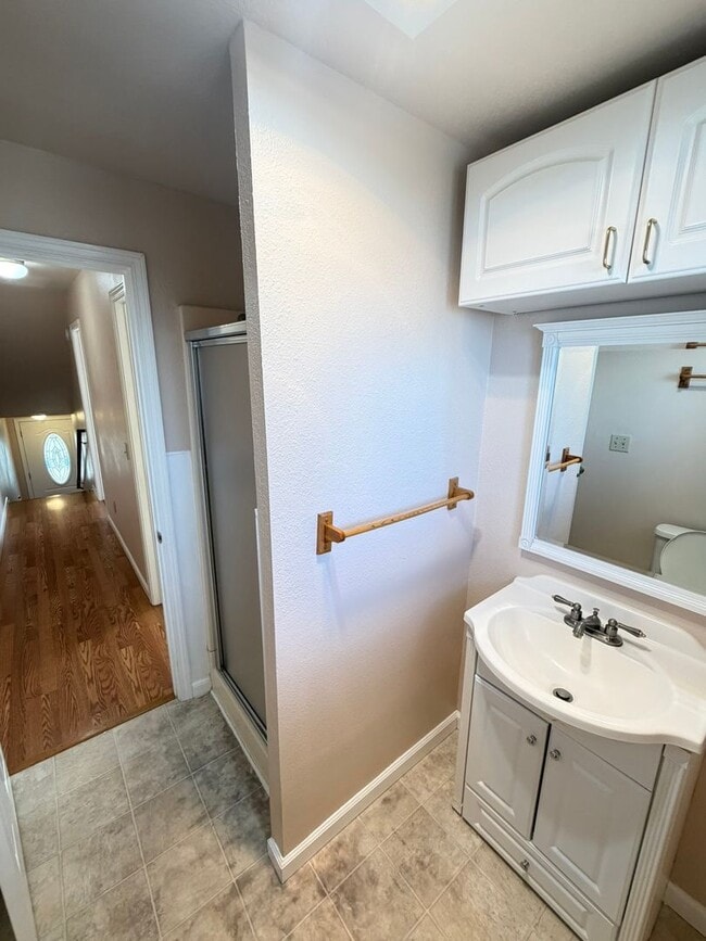 Building Photo - Newly Updated 2 Bedroom!