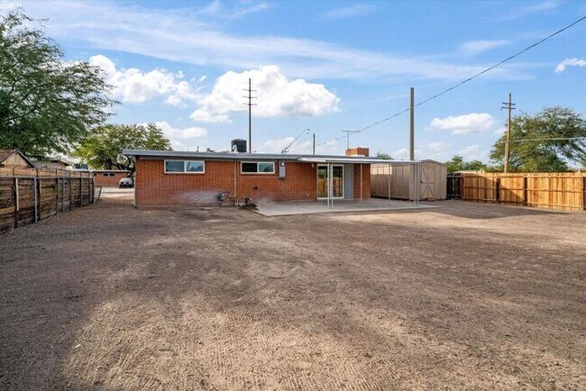 Building Photo - Great Eastside Home!