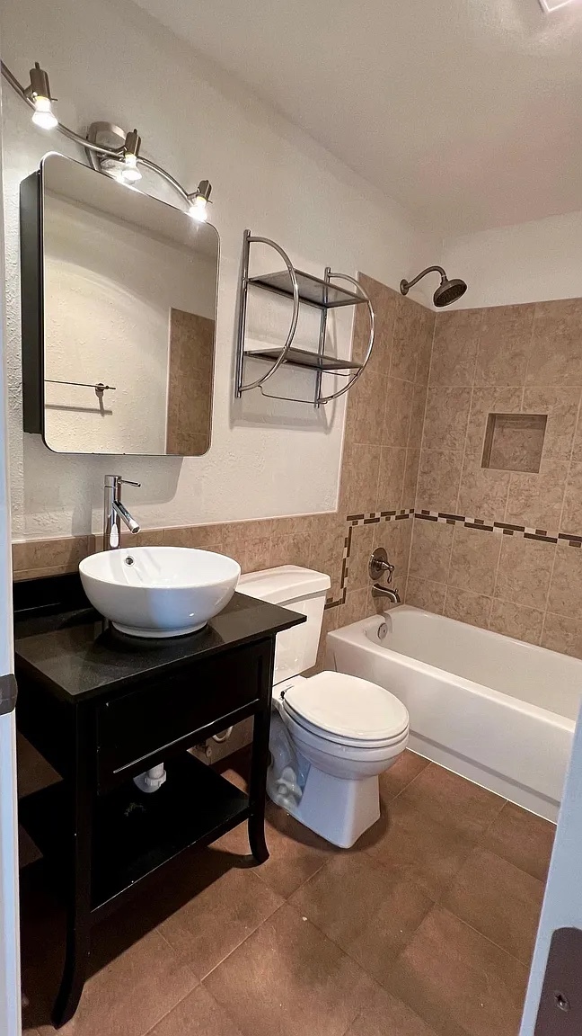 full bath tub/shower - 4956 NE 9th Ave