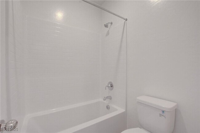 Building Photo - 882 Sycamore Falls St