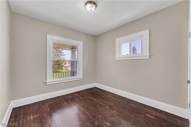 Building Photo - 9404 Cardwell Ave