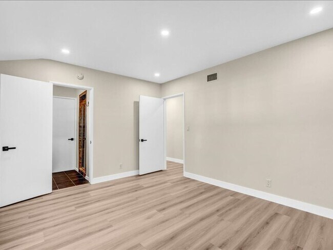 Building Photo - Welcome to this charming 3-bedroom, 2-bath...