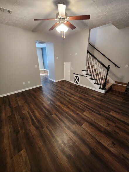 Building Photo - 826 Lower Park Pl