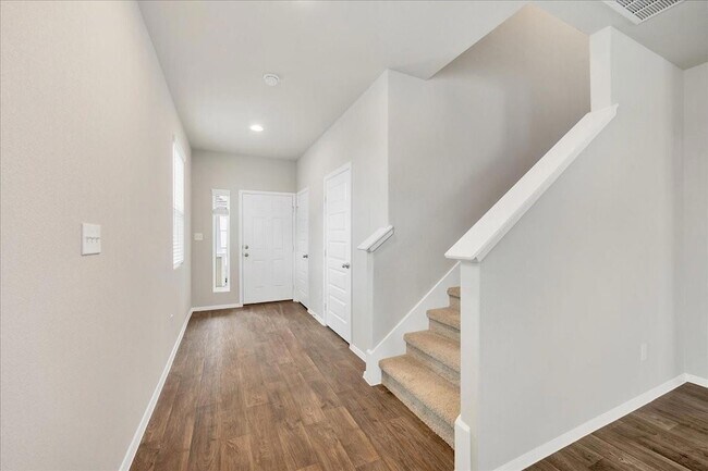 Building Photo - 116 Honeybee Ln