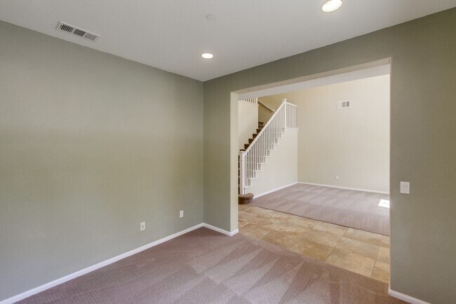 Building Photo - Beautiful Sky Ranch home with Spectacular Views!