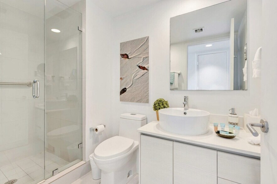 Building Photo - 2602 E Hallandale Beach Blvd