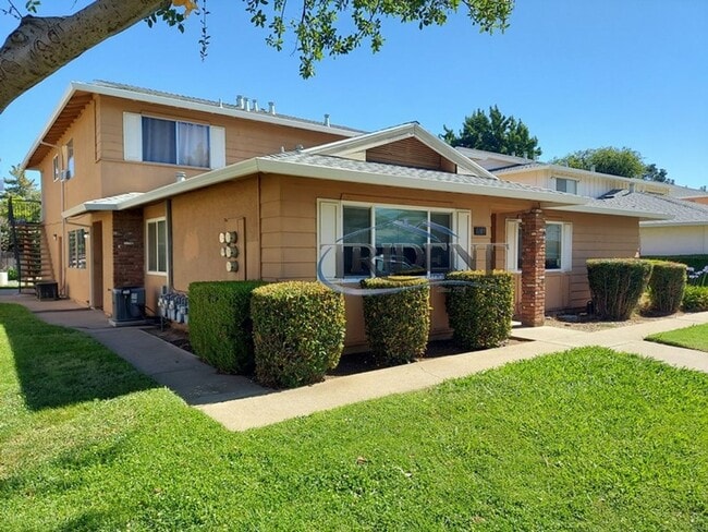 Building Photo - 2-bedroom, 1 bath condo near parks and schools