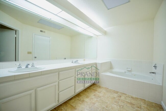 Building Photo - 5 Partridge Ct