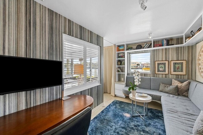 Building Photo - 561 Bayshore Dr