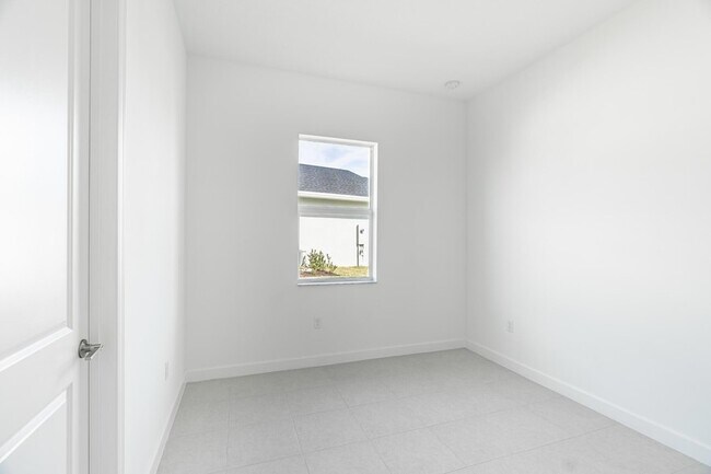 Building Photo - 13885 SE Riversway St