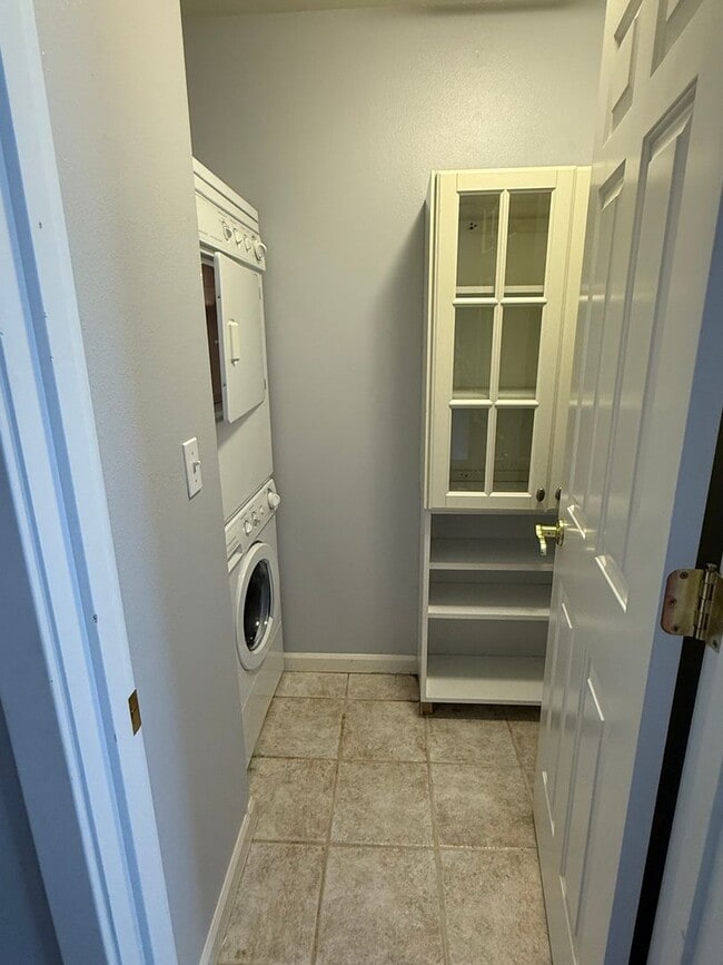 Building Photo - 2BR Top Floor Condo w/ Dedicated Parking &...