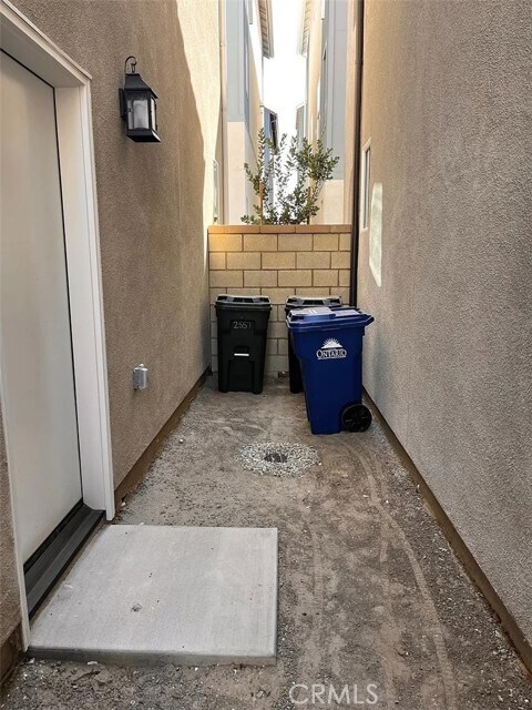 Building Photo - 2557 E Lincoln Paseo