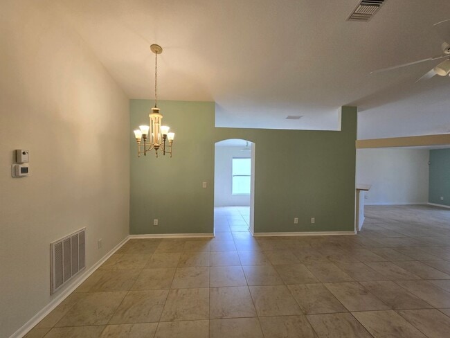 Building Photo - 4 Bedroom 2 Bathroom in Waterford Lakes