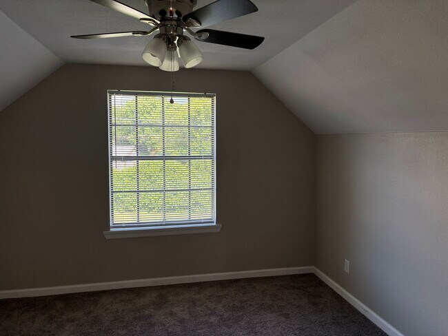Building Photo - 4/2/2 Brick Home in Nice Sherman Neighborhood