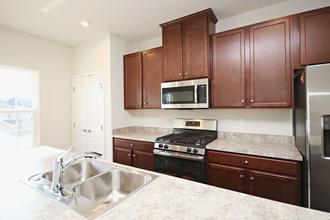 Building Photo - Move-In Ready Riverwood Townhome — Minutes to NGIC, UVA North Fork & CHO Airport