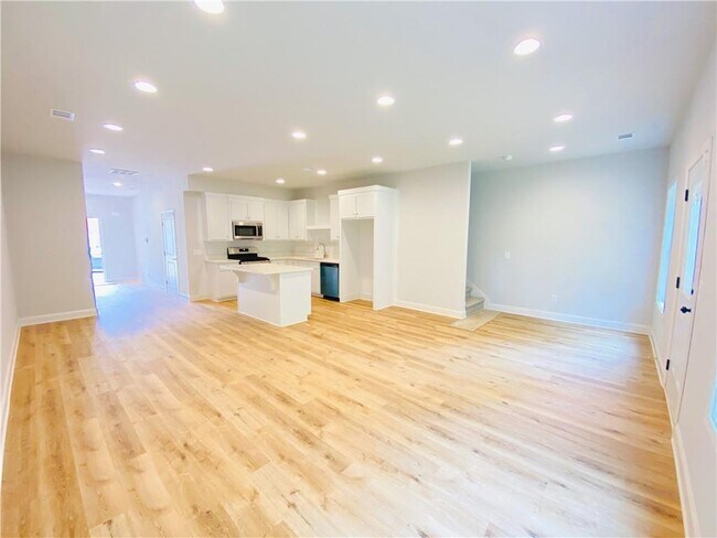 Building Photo - 1099 N Village Dr